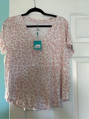Posh Peanut Pink Leopard V-Neck Short Sleeve Tee Large